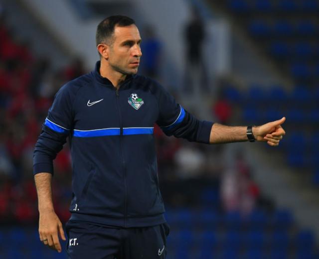 1688050195565095527.png 卡帕泽在国内超级联赛中场边指挥.png